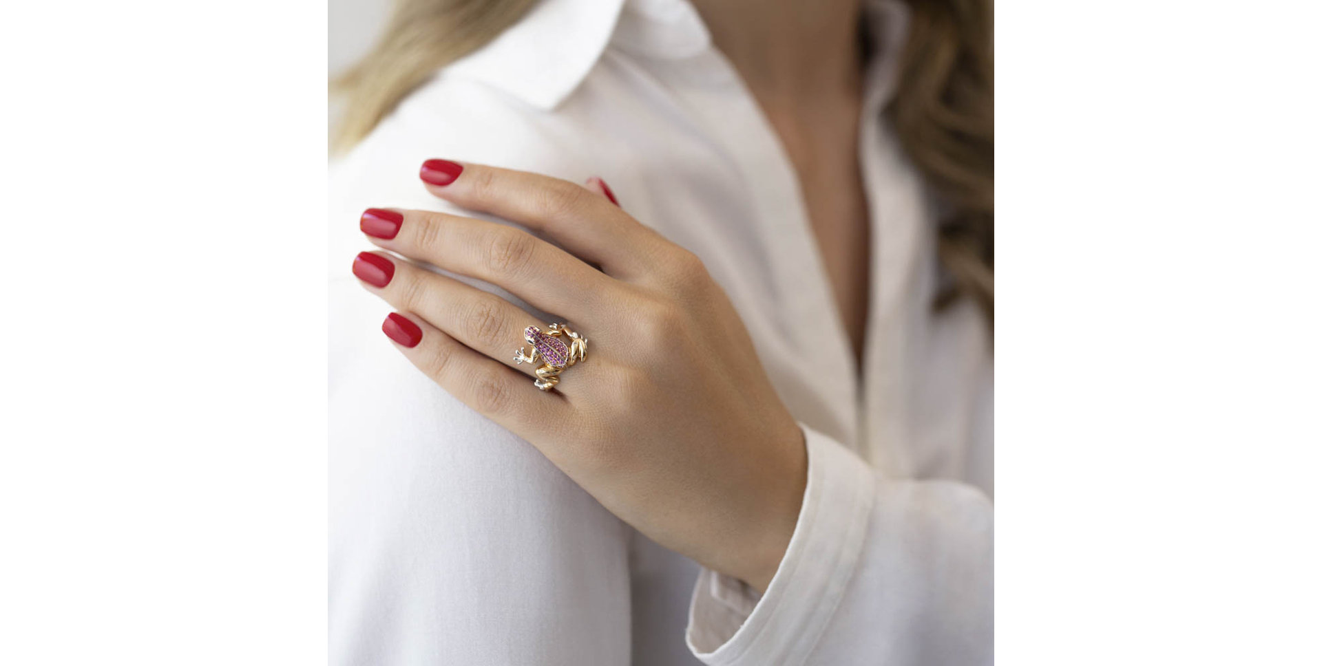 Prsteň s hnedými diamantmi, zafírmi a granátmi Fairytale Frog