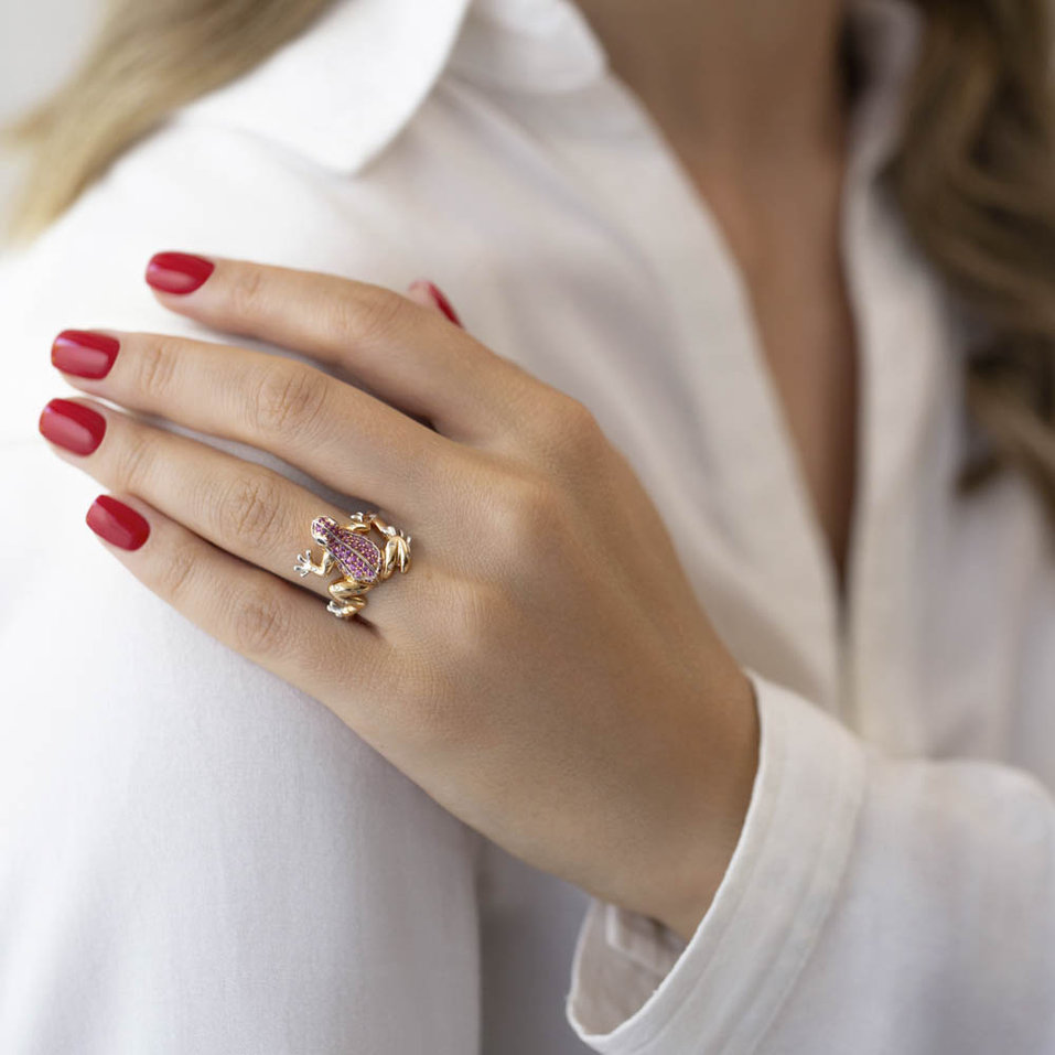 Prsteň s hnedými diamantmi, zafírmi a granátmi Fairytale Frog