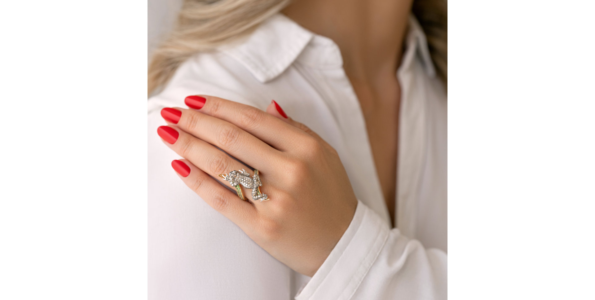 Prsteň s bielymi, hnedými, čiernymi diamantmi a granátom Luxury Frog