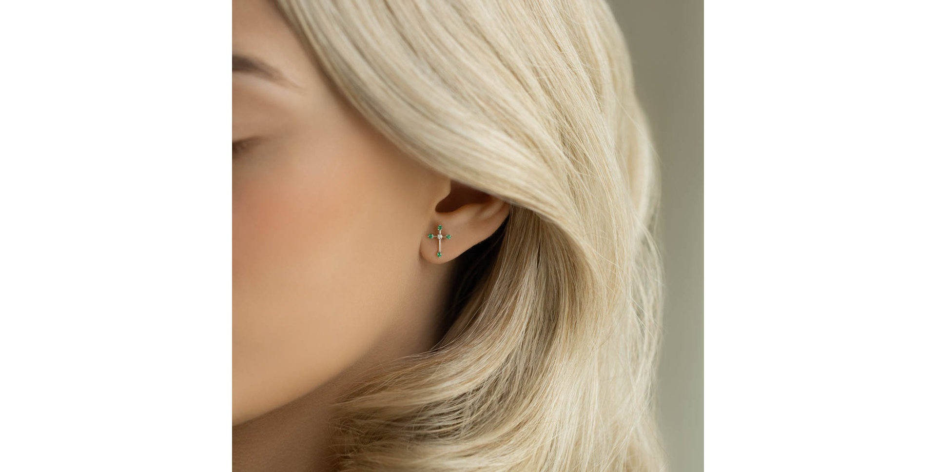 Náušnice s diamantom a smaragdmi Passion Cross