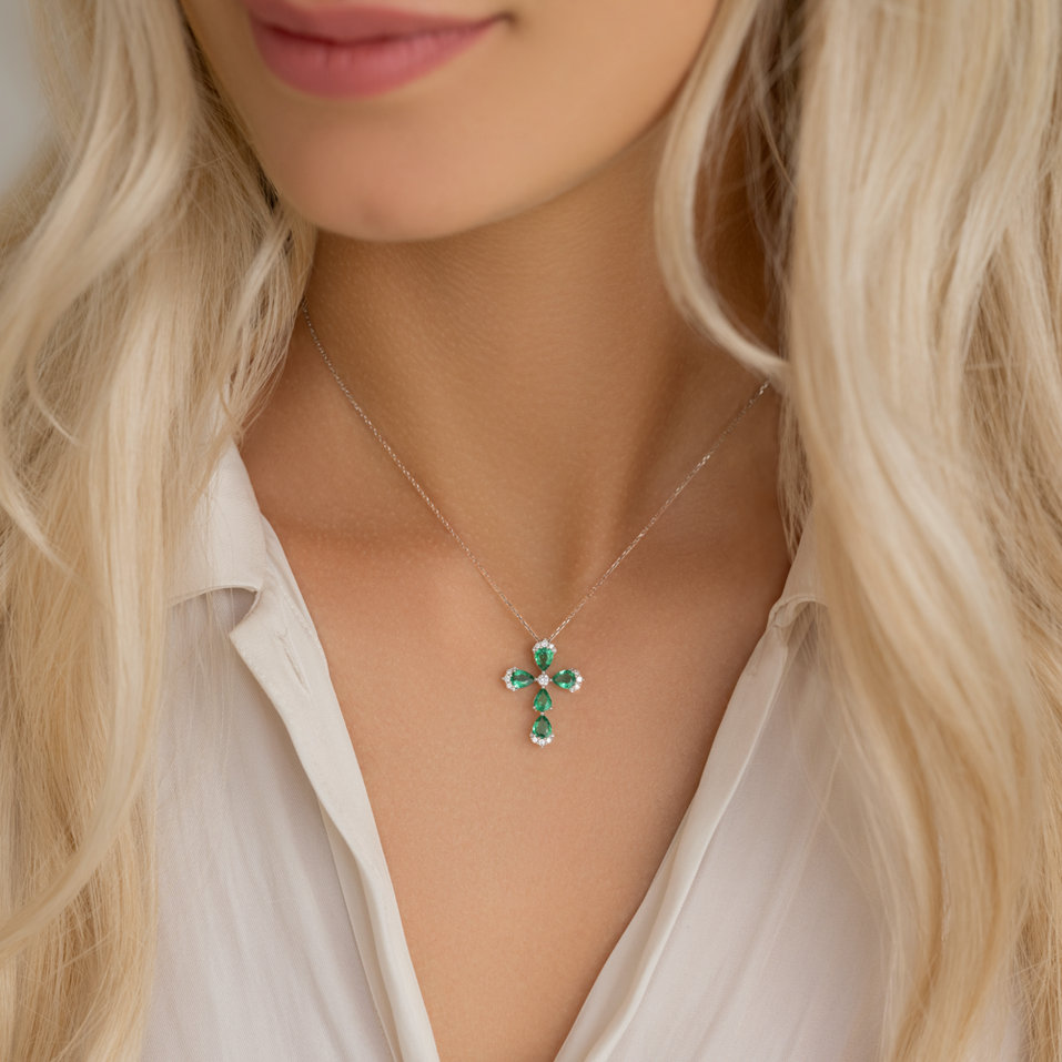 Přívěsok s diamantmi a smaragdmi Temptation Cross